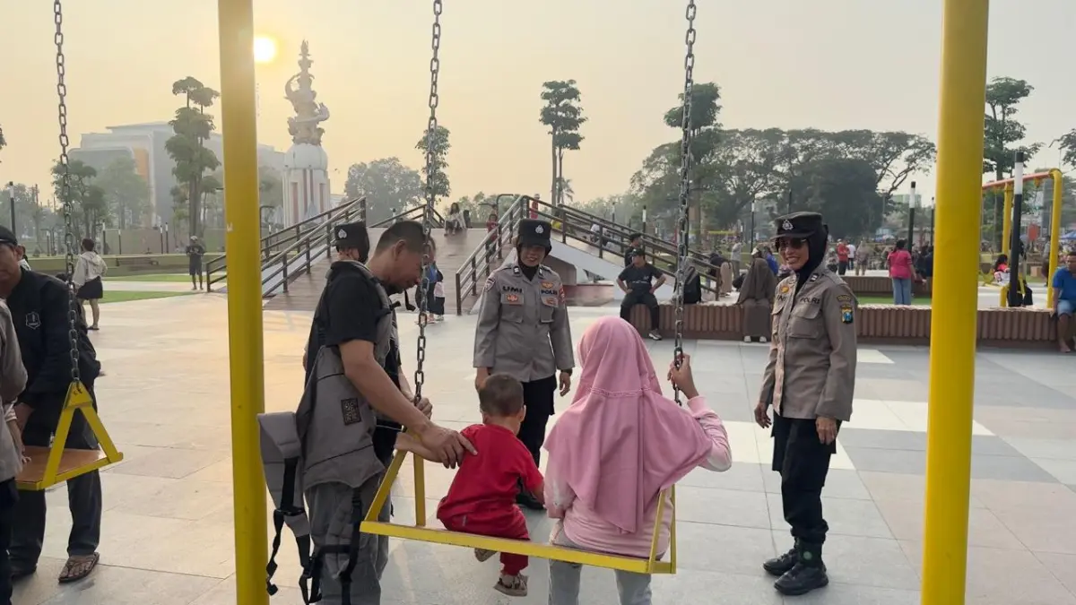 AMAN: Personel Polwan Polresta Sidoarjo saat menyapa warga di sela-sela CFD di kawasan Alun-alun Sidoarjo.