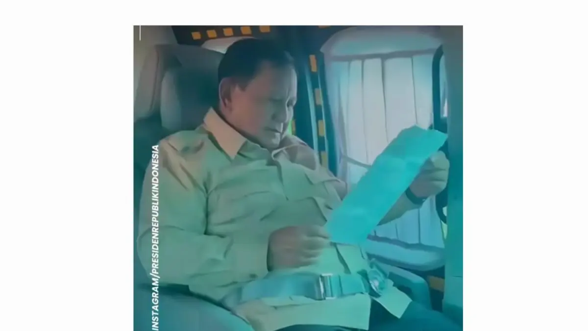 APRESIASI: Presiden Prabowo Subianto membaca surat dari Muhammad Marfen, siswa kelas V-D MI Darussalam Sidoarjo. &nbsp;
