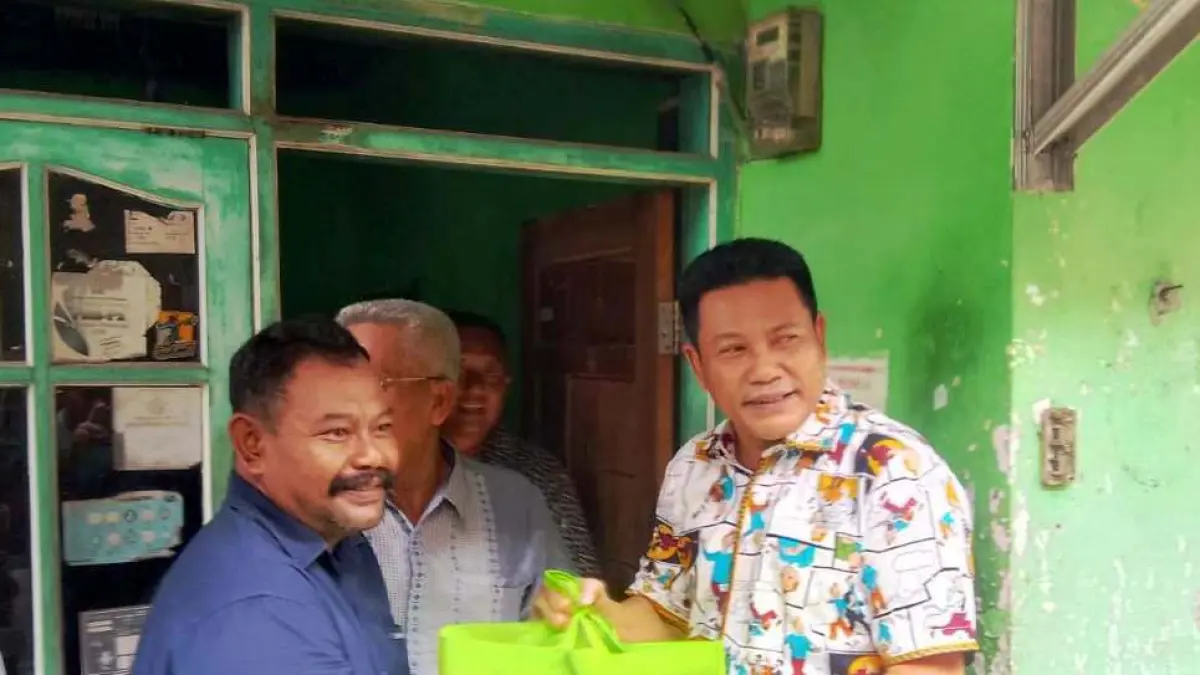 BANTUAN: Bupati Sidoarjo Subandi saat melakukan inspeksi mendadak (sidak) ke rumah milik Sukirman di Desa Candinegoro, Kecamatan Wonoayu, Minggu (17/5).