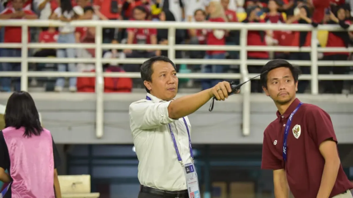 
BERGERAK CEPAT: CEO Deltras FC Amir Burhannudin (tengah). (Foto Deltras Sidoarjo)