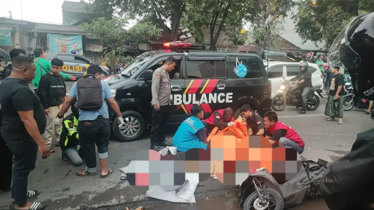NAHAS: Petugas gabungan mengevakuasi korban kecelakaan lalu lintas di Gedangan, Sidoarjo.
