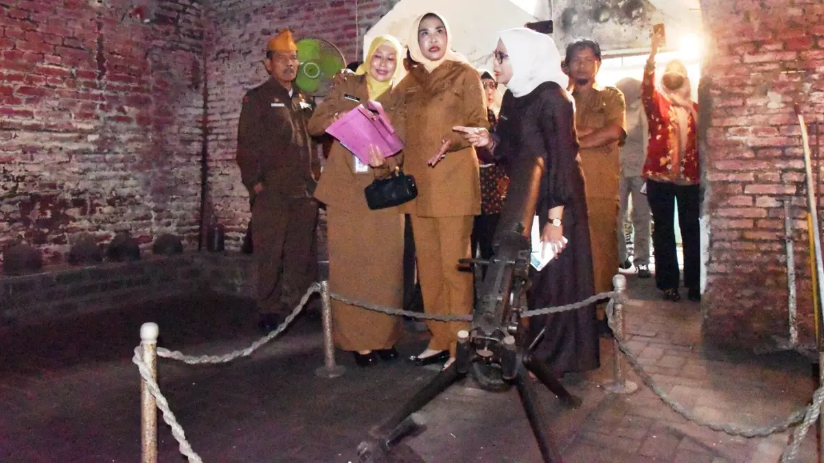 KURANG TERAWAT: Kondisi Gedung Juang 45 Pancasila Sidoarjo saat dikunjungi oleh Wakil Bupati Sidoarjo Mimik Idayana (tengah), Senin (18/5).