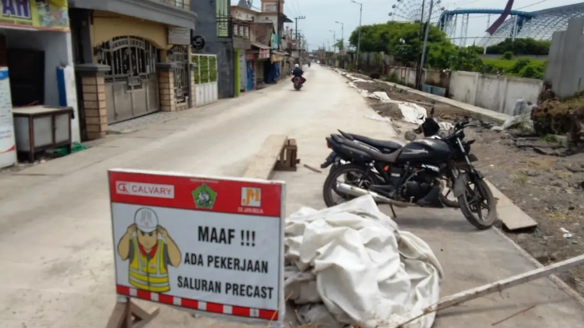 RAMPUNG: Betonisasi jalan di Kureksari-Ngingas, Waru, sudah selesai dikerjakan. (DIKY SANSIRI/RADAR SIDOARJO)