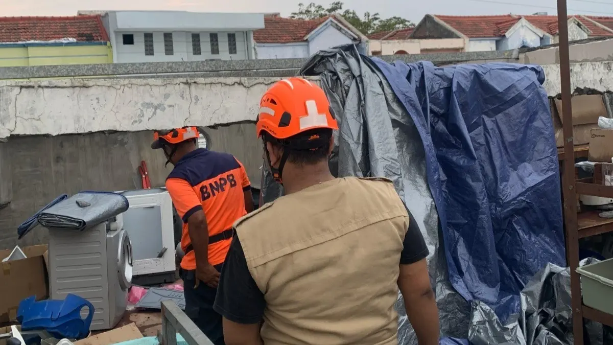 SIGAP: Tim BPBD Sidoarjo saat memberi bantuan kepada warga terdampak angin kencang.