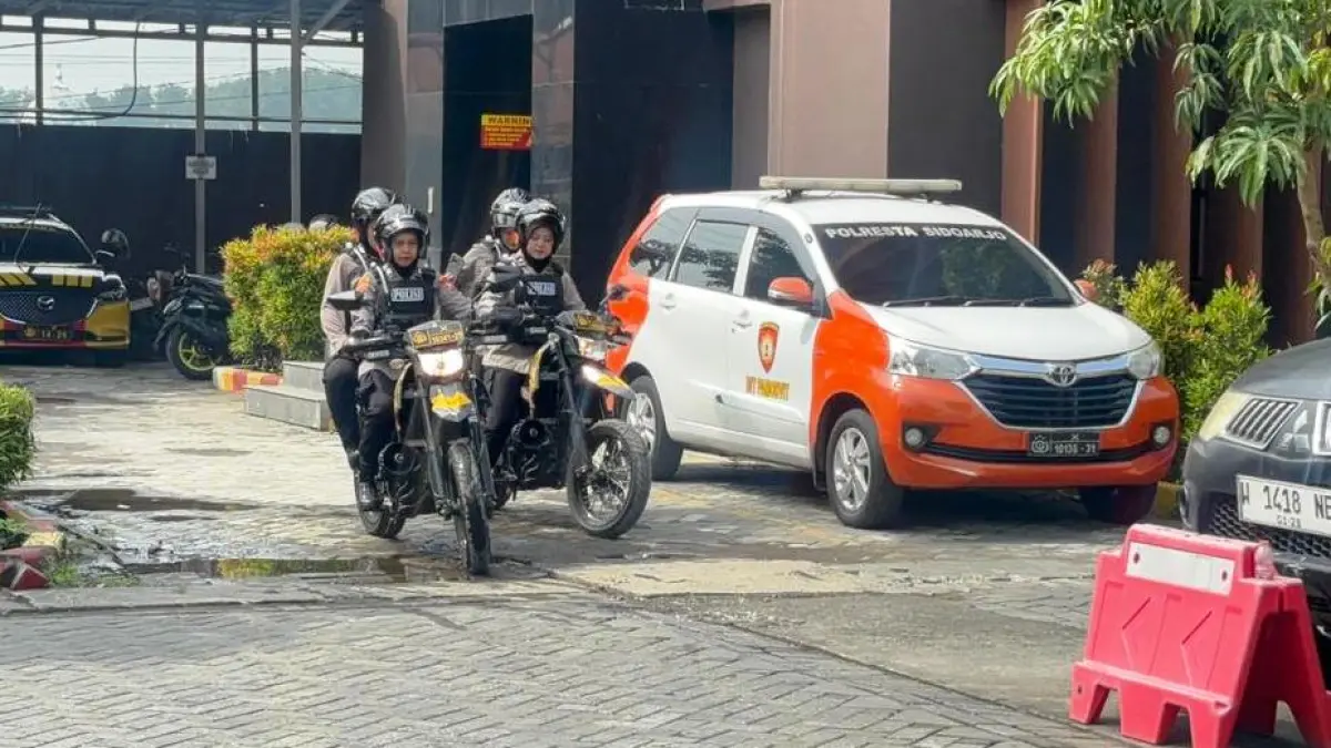 KAMTIBMAS: Personel Polwan Polresta Sidoarjo melakukan patroli kamtibmas untuk menjaga keamananan di Sidoarjo.