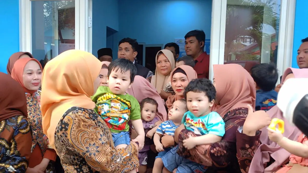 DIKY SANSIRI/RADAR SIDOARJO
JIWA SOSIAL: Gubernur Jatim Khofifah Indar Parawansa (dua dari kiri) saat menggendong balita di UPT PPSAB Sidoarjo, Selasa (19/5) sore.