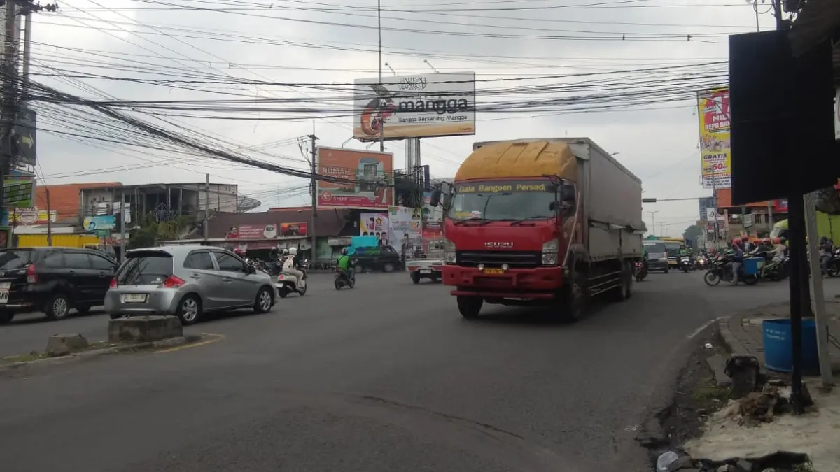 
RAMAI: Perempatan Gedangan Sidoarjo jadi langganan kemacetan kendaraan setiap harinya. (DIKY SANSIRI/RADAR SIDOARJO)