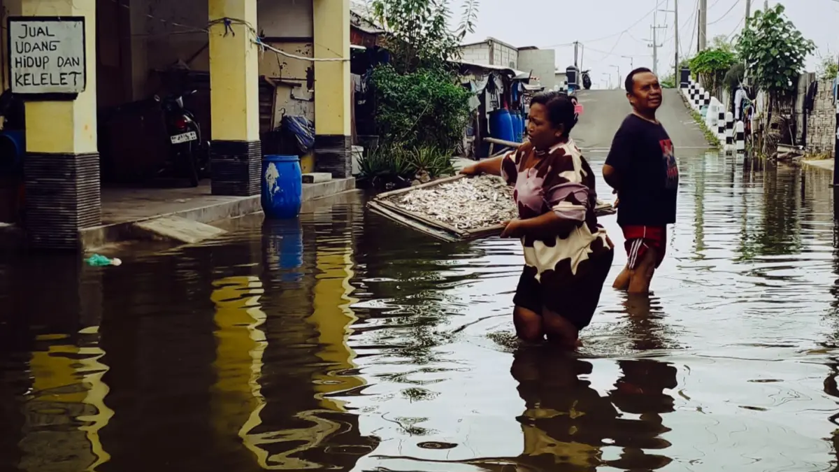 TERGENANG: Rumah warga di Tambak Cemandi, Sedati, Sidoarjo, terdampak banjir rob. (DIKY SANSIRI/RADAR SIDOARJO)