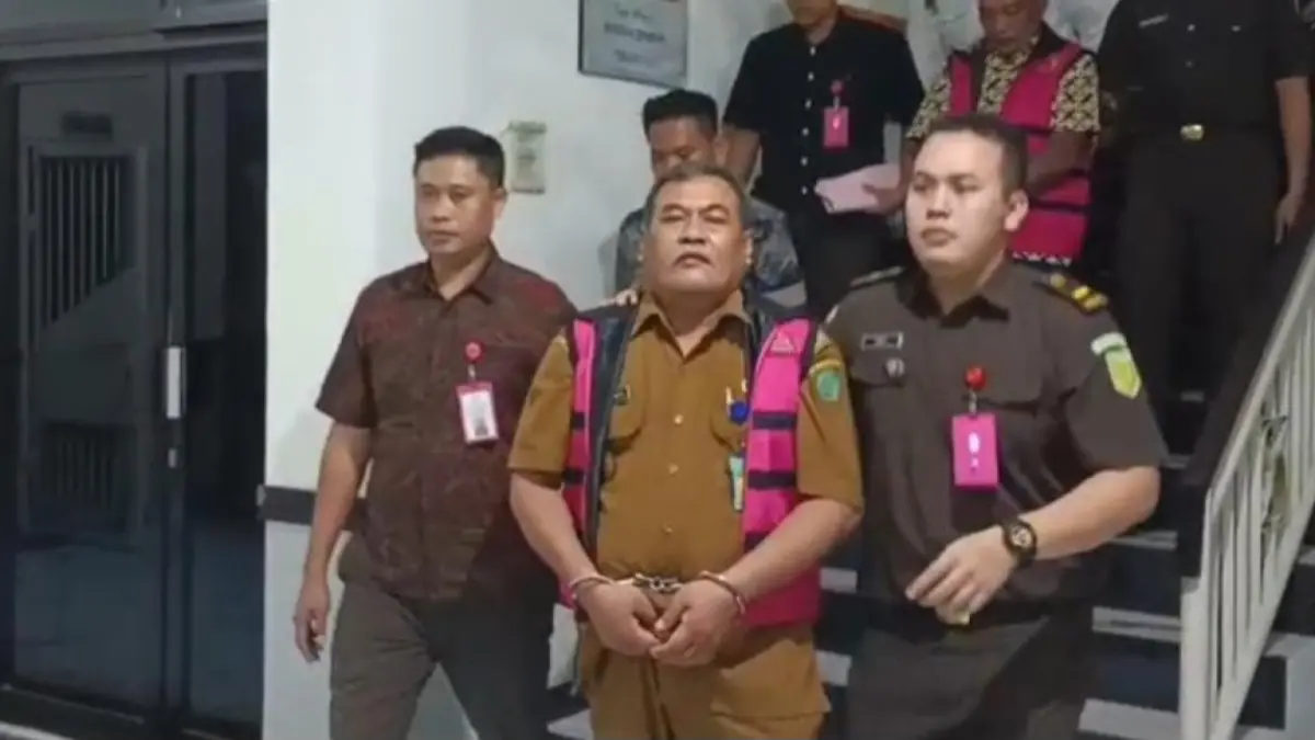 
TUTUP USIA: Mantan Kades Entalsewu saat penahanan beberapa waktu lalu sebelum menjafi tahanan kota.
