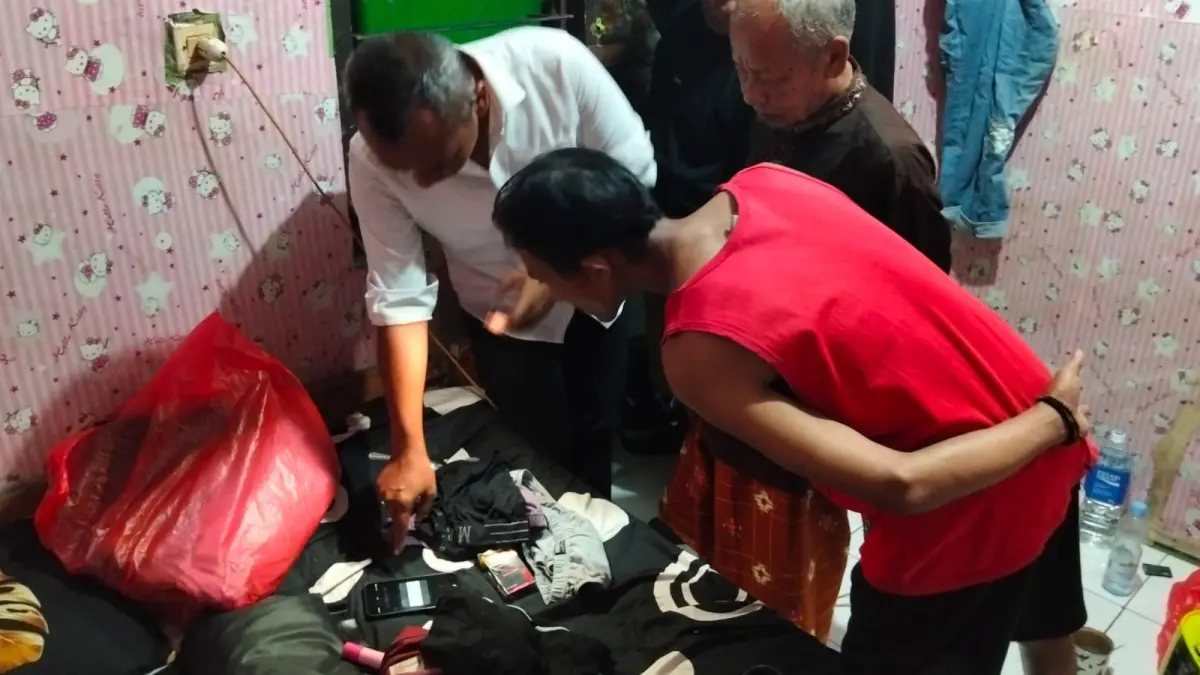 DIPERIKSA: Personel kepolisian melakukan olah TKP di lokasi kejadian.&nbsp;