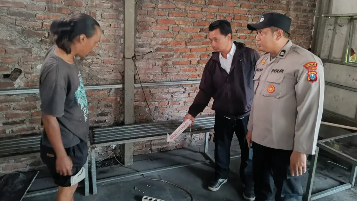 MENINGGAL: Petugas kepolisian melakukan olah TKP kejadian remaja putri tersengat listrik di sebuah warkop di kawasan Pagerwojo, Surabaya.&nbsp;