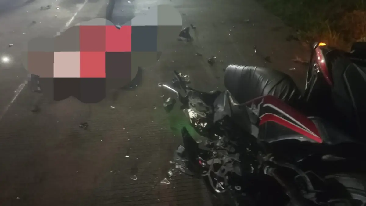 NAHAS: Korban kecelakaan lalu lintas saat akan dievakuasi di Tarik, Sidoarjo.&nbsp;
