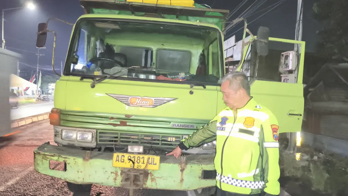 OLAH TKP: Personel kepolisian memeriksa truk gandeng yang terlibat kecelakaan lalu lintas di Balongbendo, Sidoarjo.&nbsp;