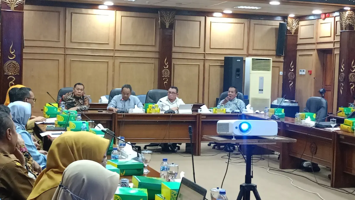 POLEMIK: Hearing Komisi B dan Komisi C DPRD Sidoarjo bahas soal kelanjutan proyek Pasar Baru Wadungasri. (DIKY SANSIRI/RADAR SIDOARJO)