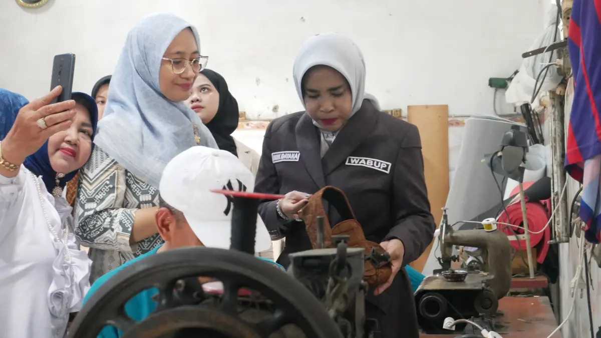 BERI DUKUNGAN: Wabup Sidoarjo Mimik Idayana saat mengunjungi UMKM sepatu di Desa Ponokawan, Kecamatan Krian, Kamis (21/5).