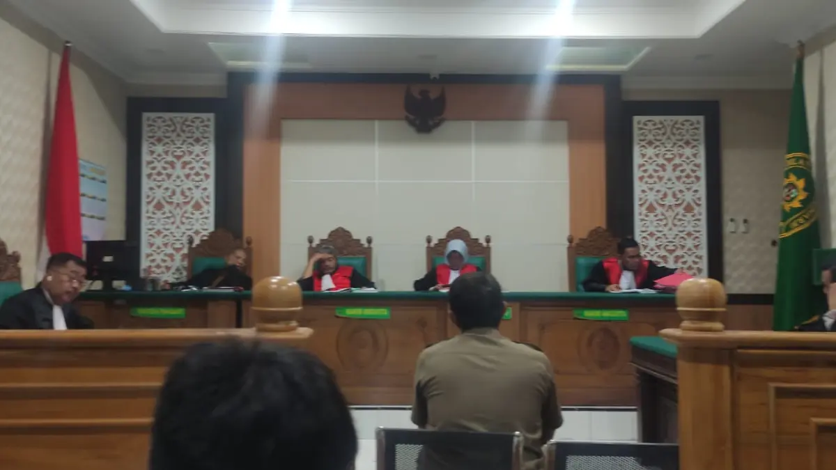 DIVONIS: Sholeh Dwi Cahyono saat menjalani sidang di PN Sidoarjo.&nbsp;