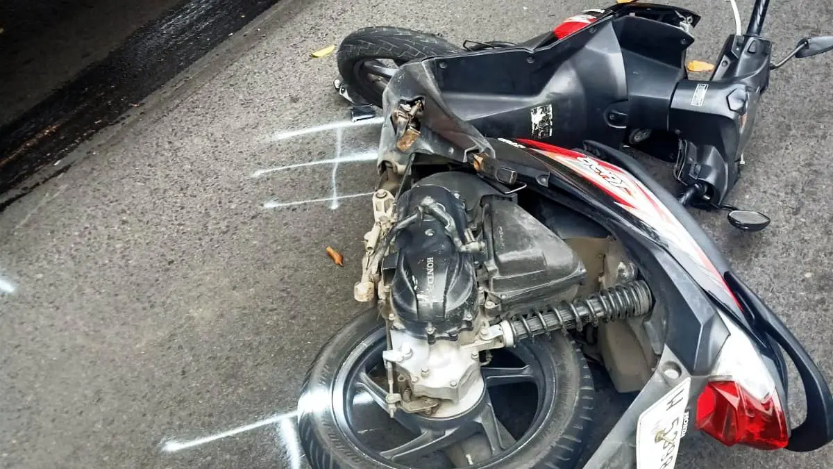 NAHAS: Sepeda motor korban sesaat sebelum dievakuasi di Jalan Raya Taman, Sidoarjo.