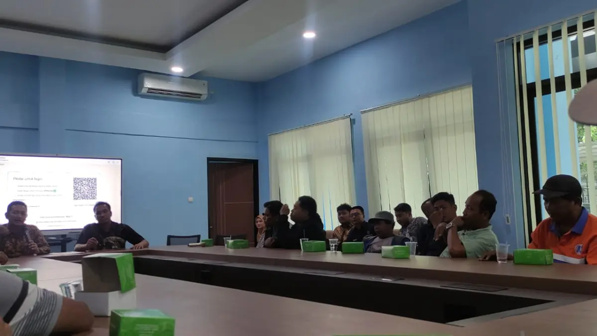 PERSUASIF: Sejumlah juru parkir mengikuti sosialisasi di kantor Dinas Perhubungan Sidoarjo.
