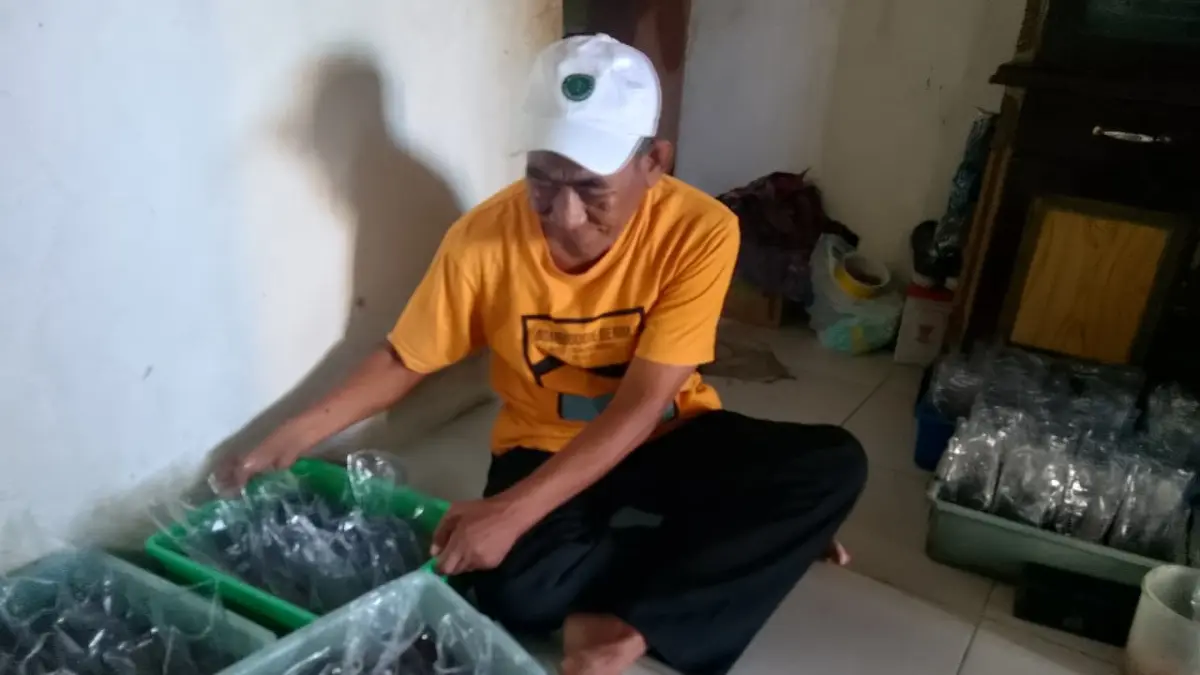 PRODUKSI: Petis yang siap jual dikemas dalam wadah plastik di Desa Balongdowo, Kecamatan Candi, Sidoarjo, Jumat (22/5). (DIKY SANSIRI/RADAR SIDOARJO)