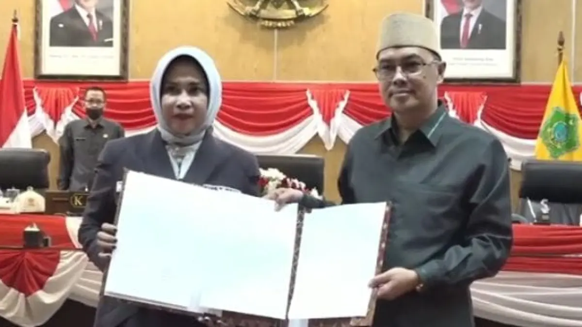 RAPERDA: Wakil Bupati (Wabup) Sidoarjo Mimik Idayana dan Ketua DPRD Sidoarjo Abdillah Nasih usai menandatangani berita acara persetujuan bersama, Kamis (21/5). (DIKY SANSIRI/RADAR SIDOARJO)