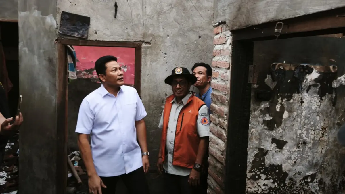 PEDULI: Bupati Sidoarjo Subandi (kiri) saat melakukan kunjungan ke rumah terbakar di Grinting, Tulangan, Jumat (22/5) sore.