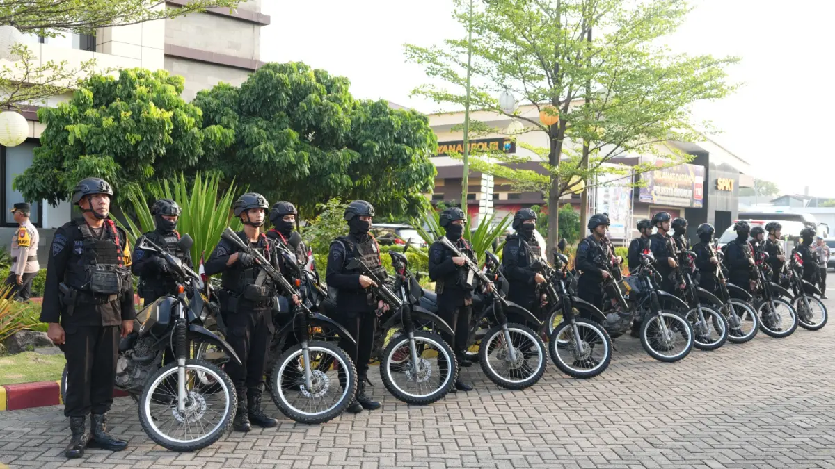 ANTISIPASI: Personel siaga untuk pengamanan pilkades di Mapolresta Sidoarjo.&nbsp;