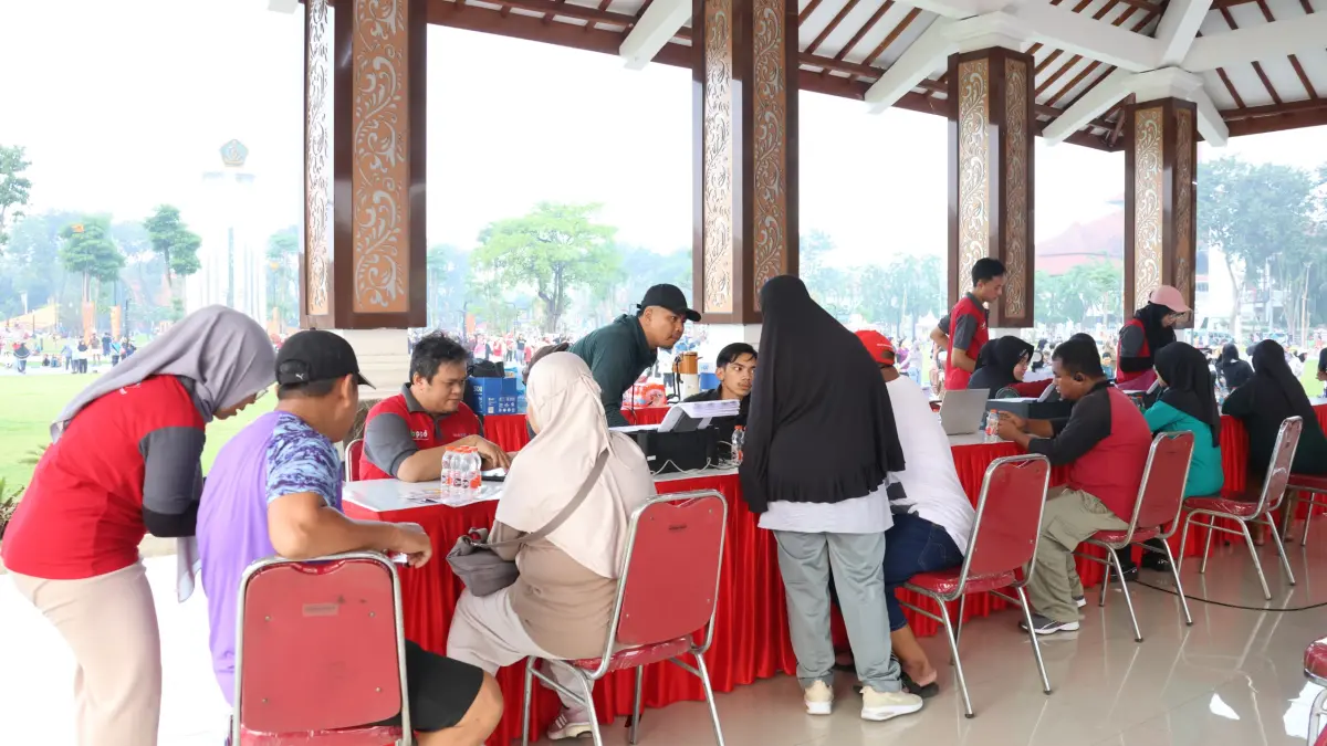 BERMANFAAT: Masyarakat terlihat memadati booth pelayanan Badan Pelayanan Pajak Daerah (BPPD) Kabupaten Sidoarjo untuk membayar Pajak Bumi dan Bangunan Perdesaan dan Perkotaan (PBB-P2).
