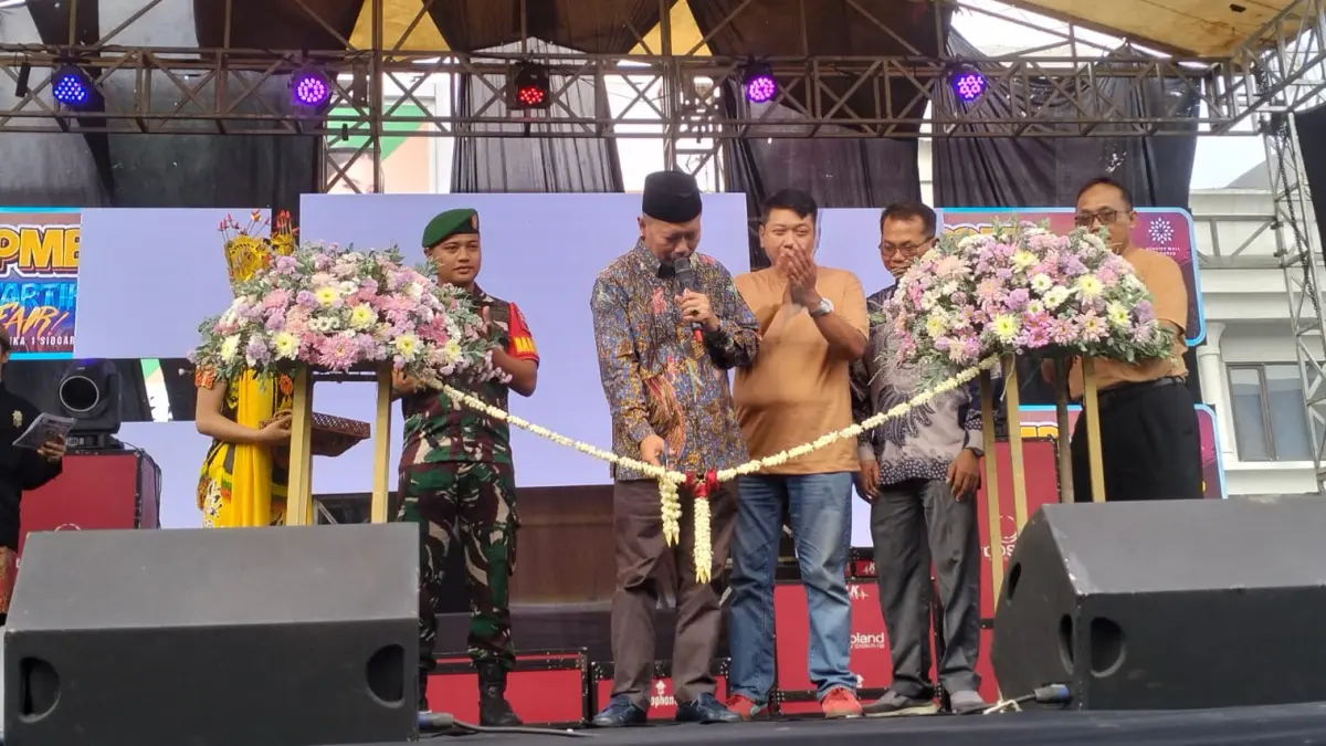 BERPRESTASI: Kepala Dinas Pendidikan dan Kebudayaan (Dikbud) Kabupaten Sidoarjo Dr Tirto Adi didampingi Yayasan Wahyuhana Surabaya Rubiyanto bersama jajarannya dalam pembukaan &nbsp; Antartika Fair 2026, Sabtu (23/5). (ANAS/RADAR SIDOARJO)