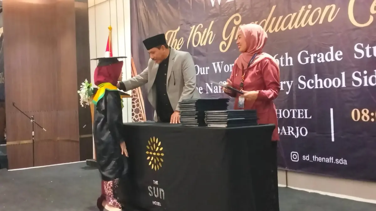 CALON PEMIMPIN: Ketua Yayasan The Naff Dr.Nafik Palil,M.Pd saat memberikan semangat kepada murid saat pelepasan SD Kreatif The Naff, Minggu (24/5). (ANAS/RADAR SIDOARJO)