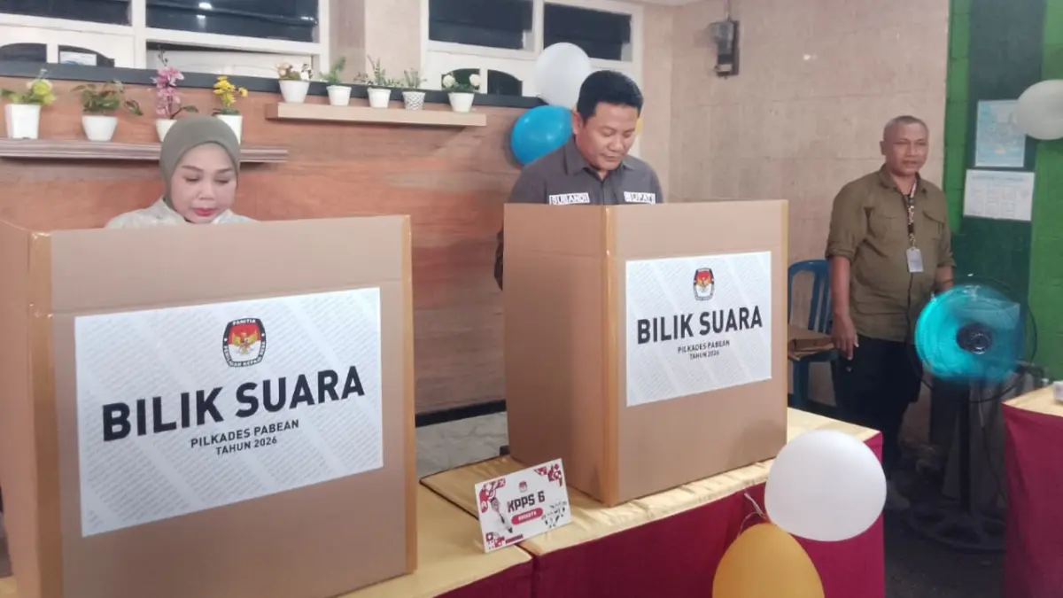 DEMOKRASI: Bupati Sidoarjo Subandi bersama sang istri Anggota Komisi E DPRD Jawa Timur Sriatun nyoblos di TPS 02 Dusun Alastipis, Desa Pabean, Kecamatan Sedati, Minggu (24/5). (DIKY SANSIRI/RADAR SIDOARJO)