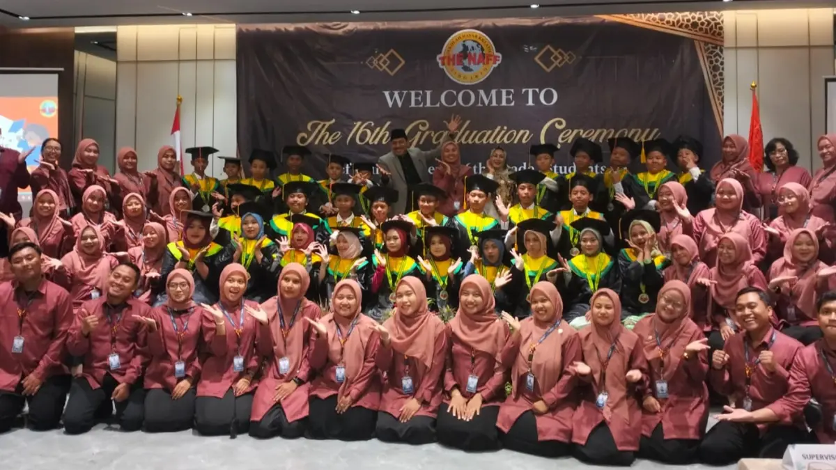 FOTO BERSAMA: Keluarga besar SD Kreatif The Naff dan dewan guru siswa kelas 6 dalam kegiatan pelepasan. (ANAS RADAR SIDOARJO)