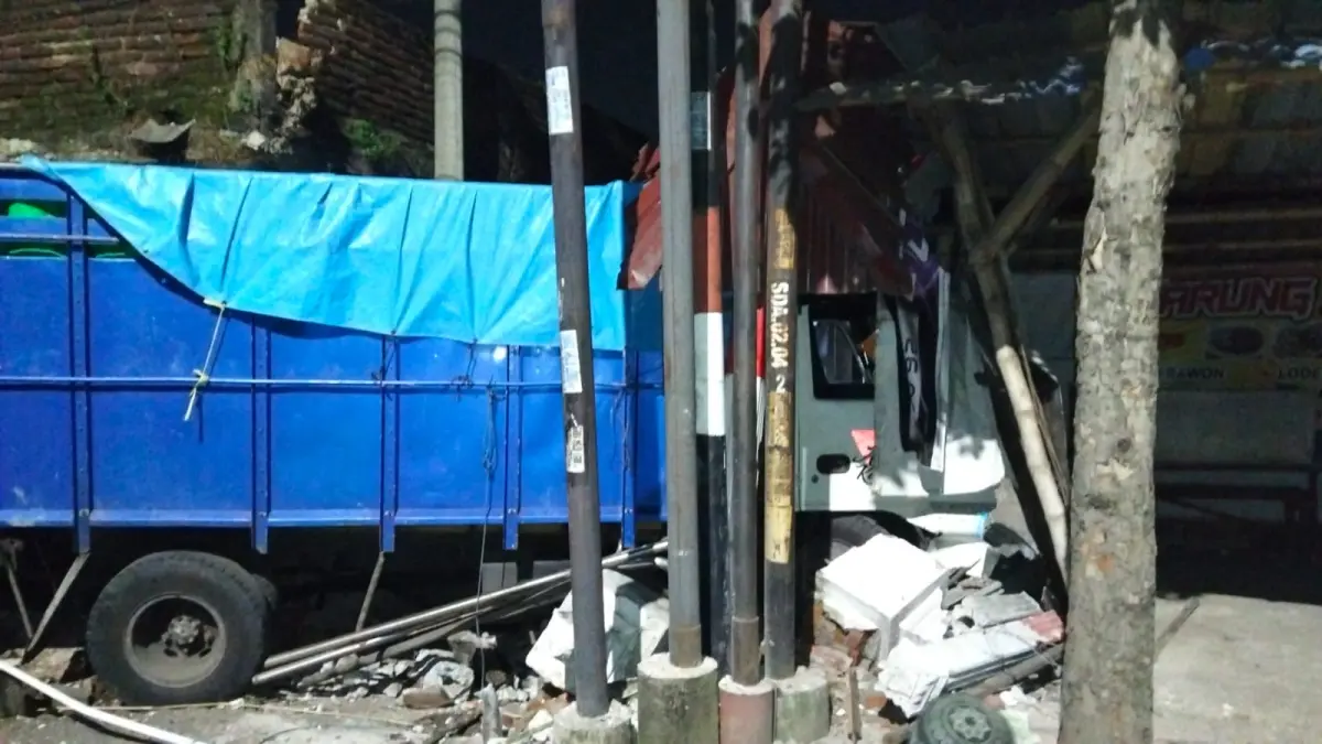 NGEBUT: Truk menabrak tiga rumah di Balongbendo, Sidoarjo.&nbsp;
