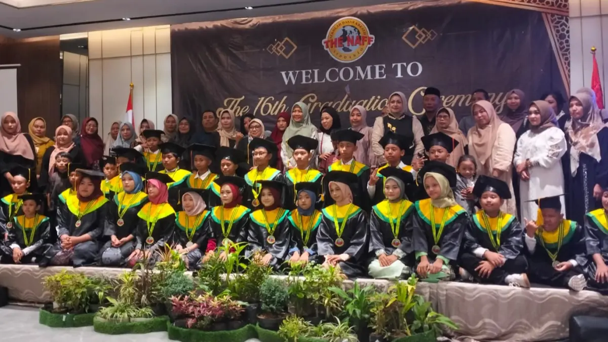 SENERGI: wali murid dan siswa SD Kreatif The Naff dalam kegiatan pelepasan siswa kelas 6. (ANAS/RADAR SIDOARJO)