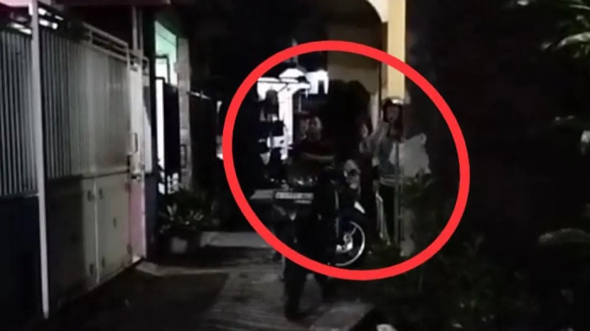 TEPERGOK: Kurir saat diduga memberikan uang ke warga di Desa Pabean, Kecamatan Sedati, Sidoarjo.