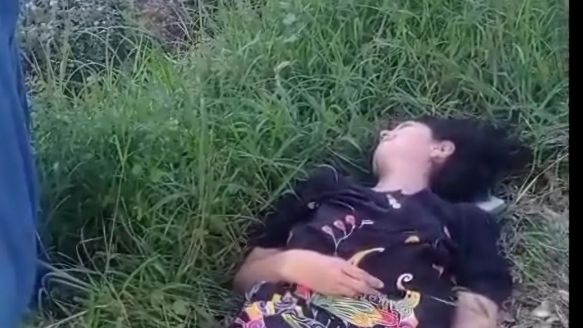 TERGELETAK: Perempuan berinisial LS awal Kusuma Bangsa, Surabaya, saat ditemukan tewas di pinggir Rel KA sekitar Flyover Aloha, Sidoarjo. (SURYANTO/RADAR SURABAYA)