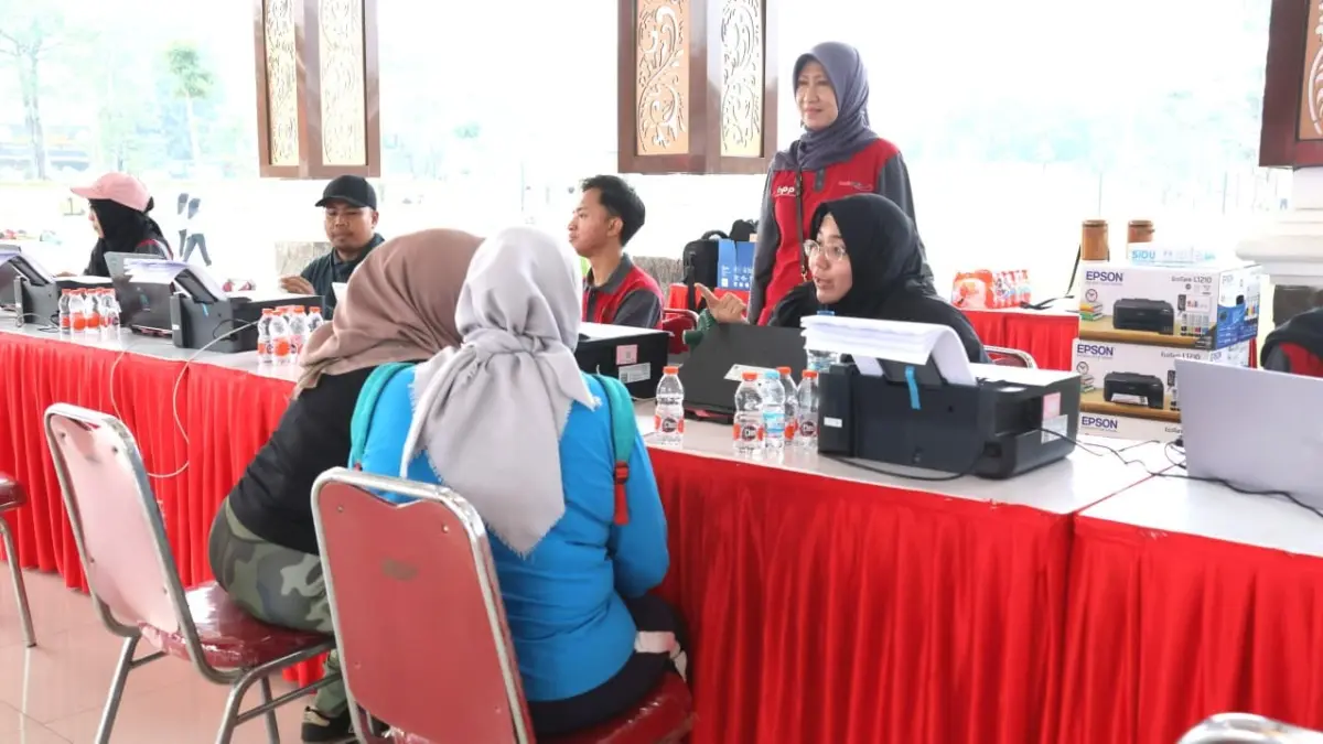 INOVASI: BPPD Sidoarjo membuka layanan pembayaran PBB-P2 di Paseban Alun-alun Sidoarjo ssat CFD, Minggu (24/5).