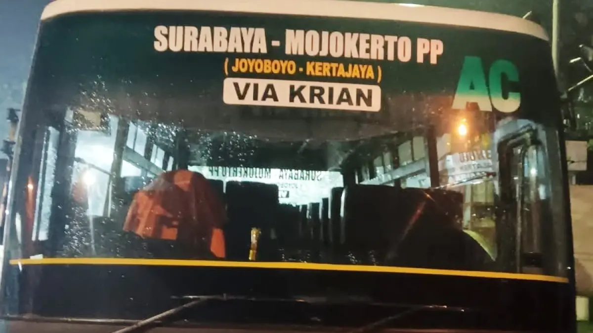 KECELAKAAN: Kondisi bus usai tabrak motor di Krian. &nbsp;