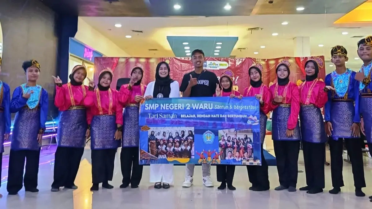 LUAR BIASA: Penari Saman dari SMPN 2&nbsp; Waru, Sidoarjo bersama Andhika, guru SMPN 2 Waru, Sidoarjo&nbsp; (tujuh dari kiri) dan Nety Endrawatie., Se, City Director Putra Putri Delta Sidoarjo (enam dari kiri).