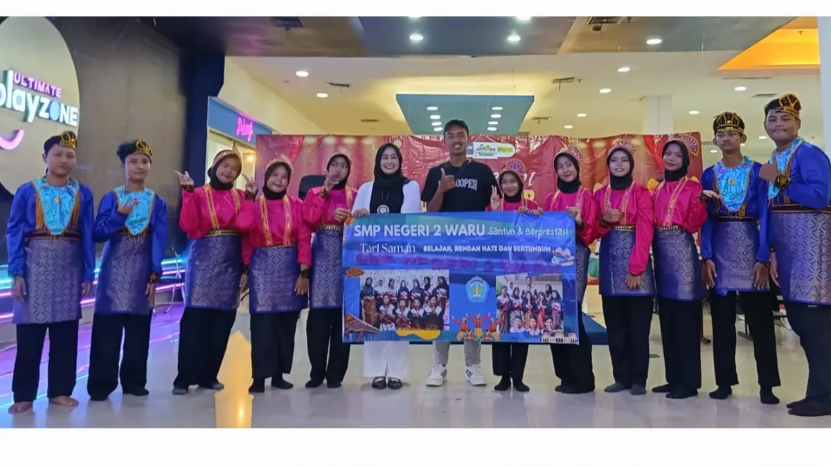 LUAR BIASA: Penari Saman dari SMPN 2&nbsp; Waru, Sidoarjo bersama Andhika, guru SMPN 2 Waru, Sidoarjo&nbsp; (tujuh dari kiri) dan Nety Endrawatie., Se, City Director Putra Putri Delta Sidoarjo (enam dari kiri).