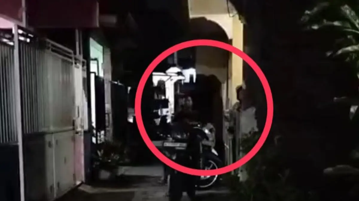 TEREKAM: Warga memergoki adanya politik uang di Desa Pabean, Kecamatan Sedati, Sidoarjo.
