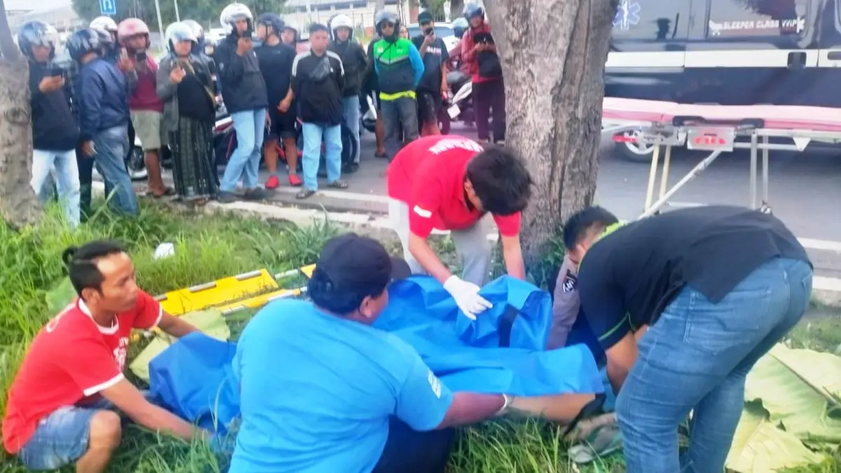 TKP: Korban dievakuasi usai ditemukan meninggal di sekitar Flyover Aloha.&nbsp;