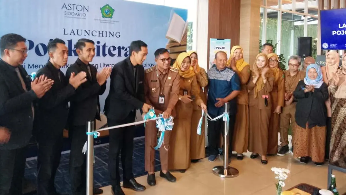 
GEMAR MEMBACA: Kepala Dinas Perpustakaan dan Kearsipan (Disperpusip) Kabupaten Sidoarjo Rudi Setiawan (kiri) dan General Manager Aston Sidoarjo City Hotel & Conference Center David Eko Susanto sedang mencari buku bacaan, Senin (25/5). (DIKY SANSIRI/RADAR SIDOARJO)