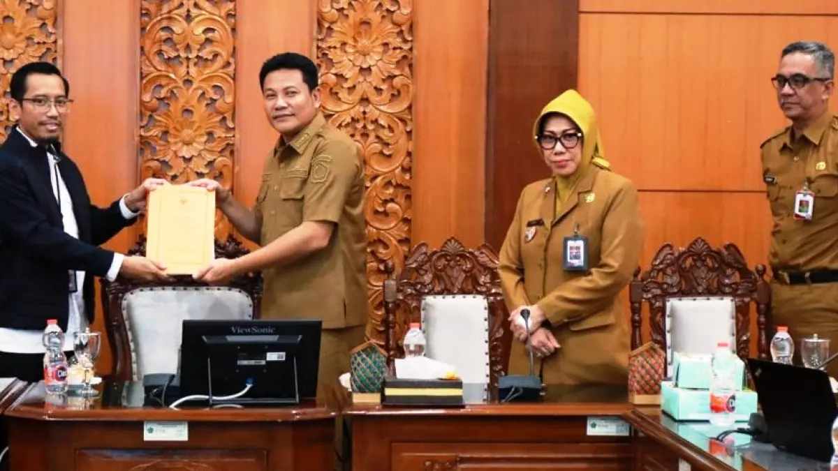EVALUASI: Bupati Sidoarjo Subandi (dua dari kiri) saat exit meeting pemeriksaan LKPD di Opsroom Setda Kabupaten Sidoarjo. 