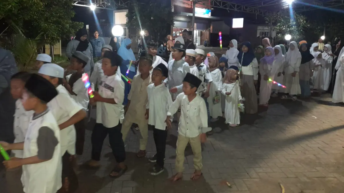 IDUL ADHA: Anak-anak TPQ Masjid Al Husna bersama para orang tua takbir keliling di komplek perumahan &nbsp;MCA.