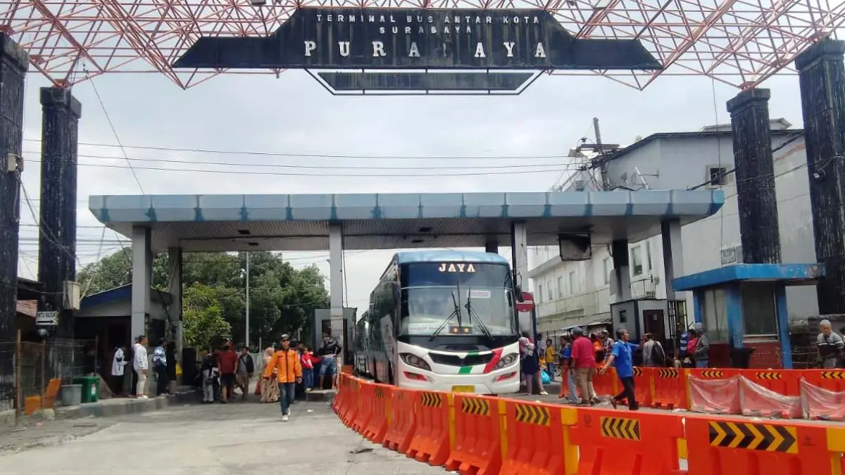 PADAT: Bus antar kota keluar dari Terminal Purabaya. 