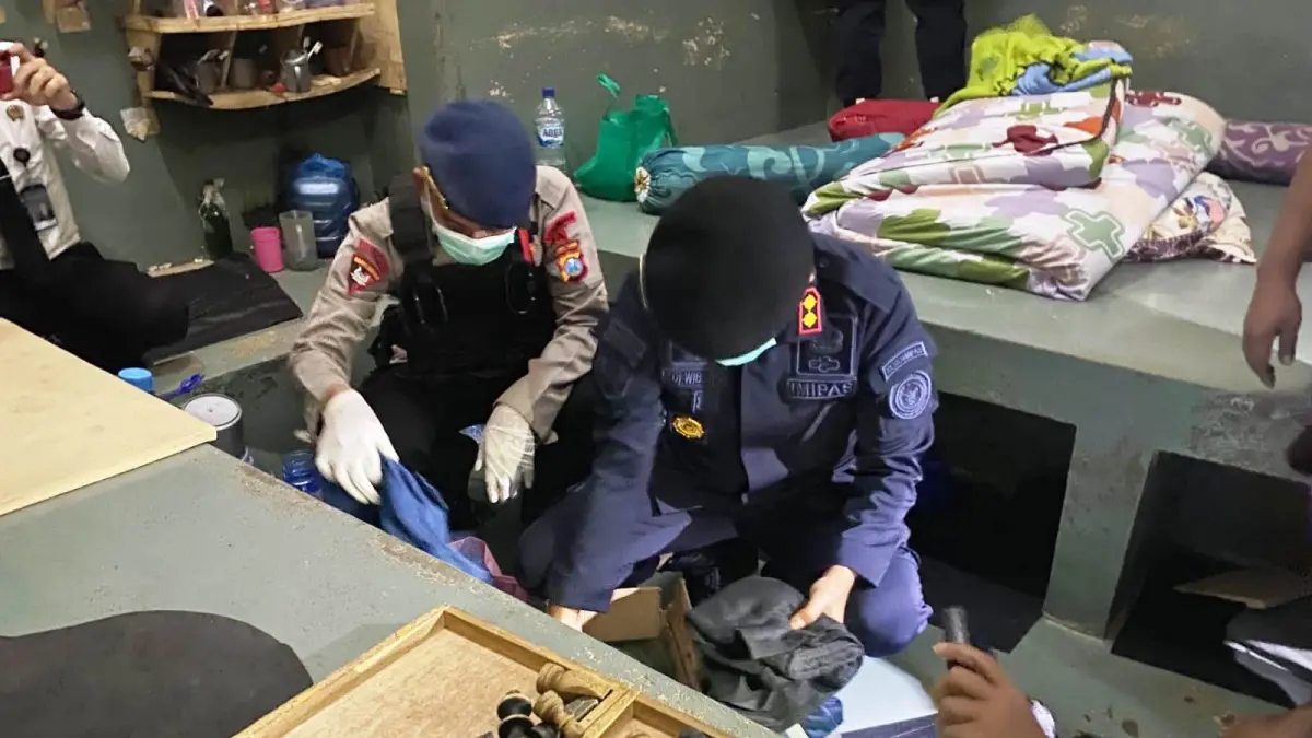 TEGAS: Petugas gabungan melakukan razia di Rutan Kelas I Surabaya. &nbsp;