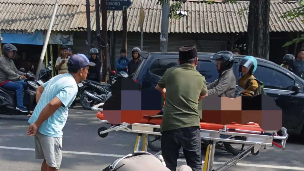 NAHAS: Petugas mengevakuasi korban laka lantas di Krian, Sidoarjo.&nbsp;