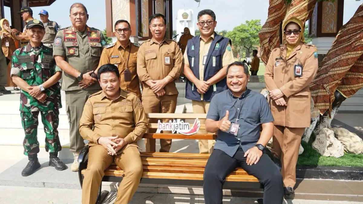 NYAMAN: Bupati Sidoarjo Subandi bersama dengan pimpinan Bank Jatim Sidoarjo Suyatno sedang menduduki kursi baru di alun-alun.