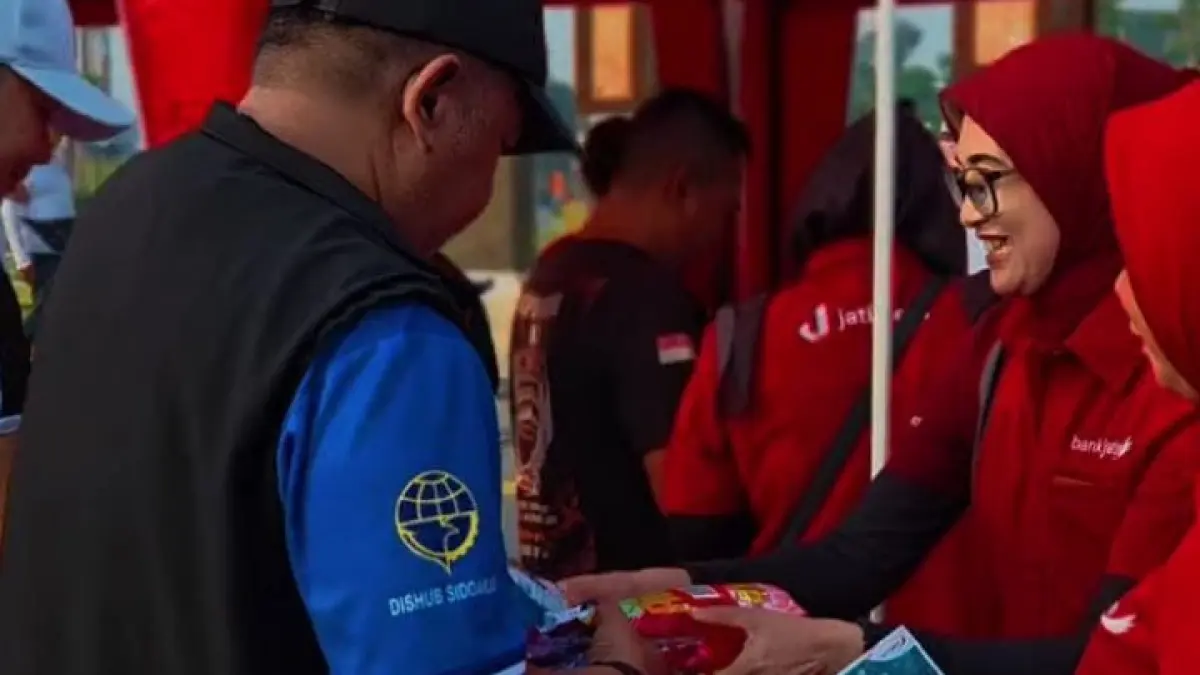 TAAT: Warga dapat souvenir usai membayar pajak melalui Bank Jatim di Alun-alun Sidoarjo.