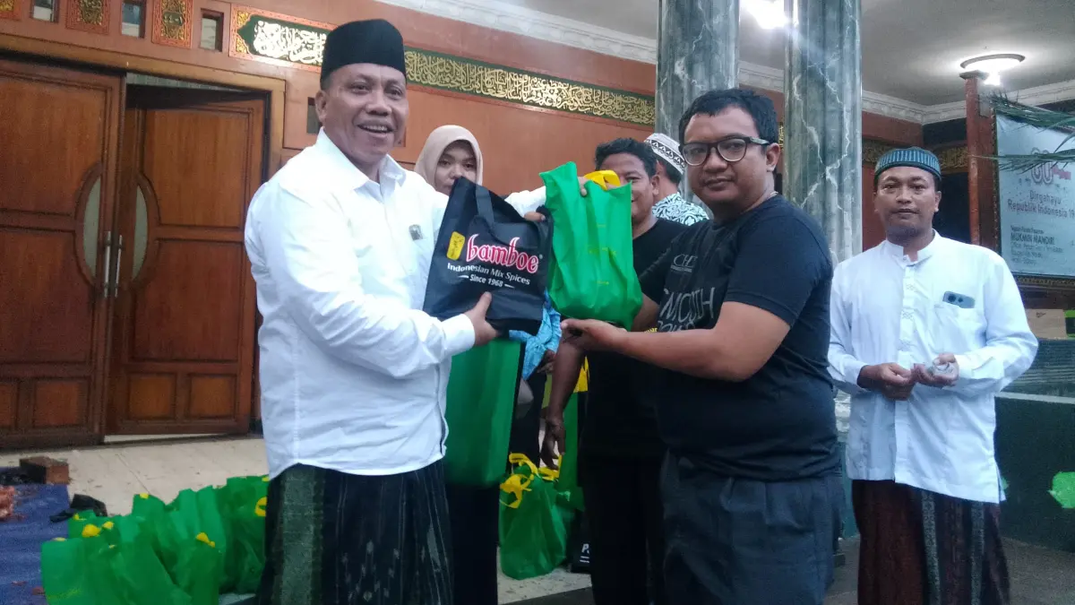 BERKURBAN: Pengasuh Ponpes Mukmin Mandiri Sidoarjo Muhammad Zakki (kiri).